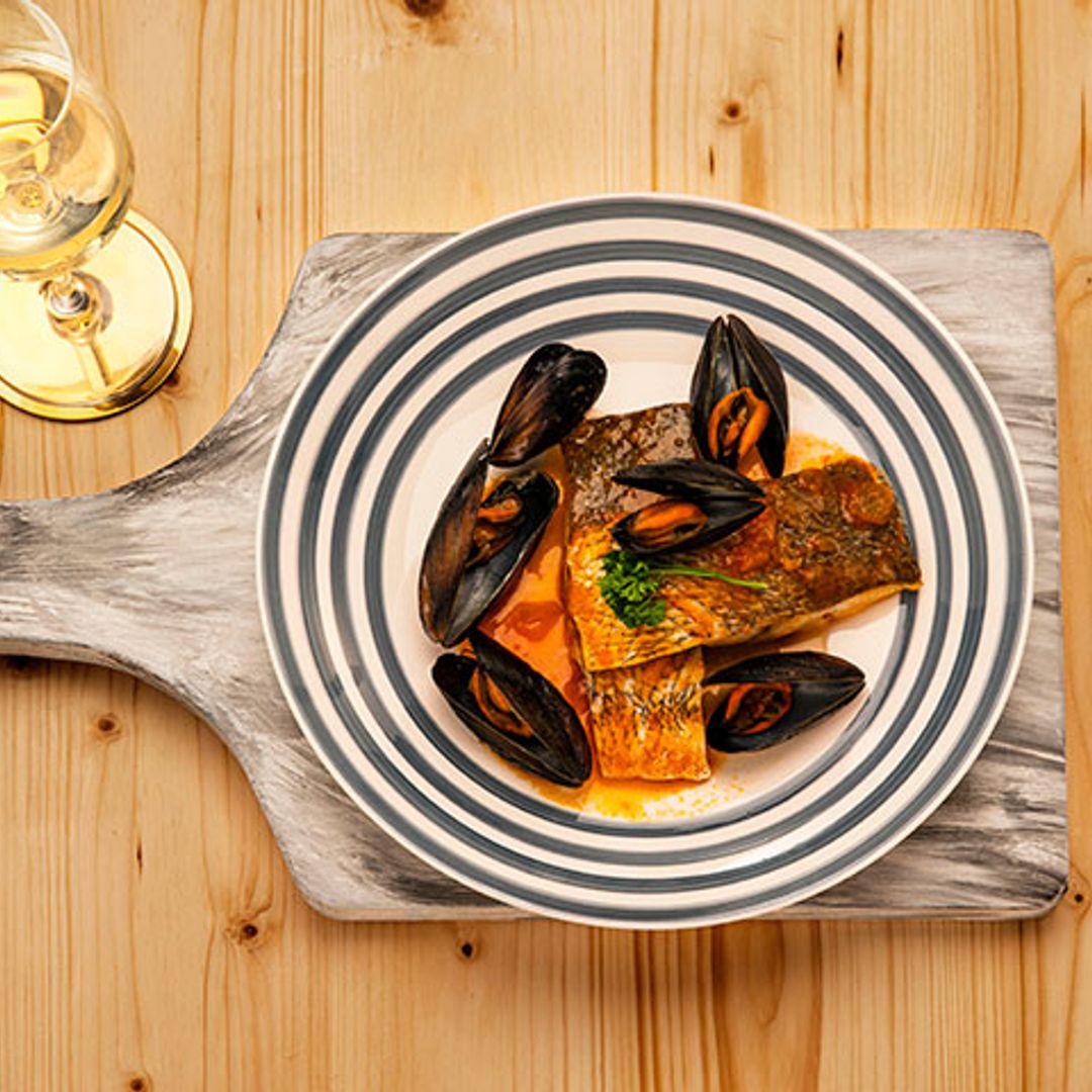 Corvina con salsa de tomate y mejillones