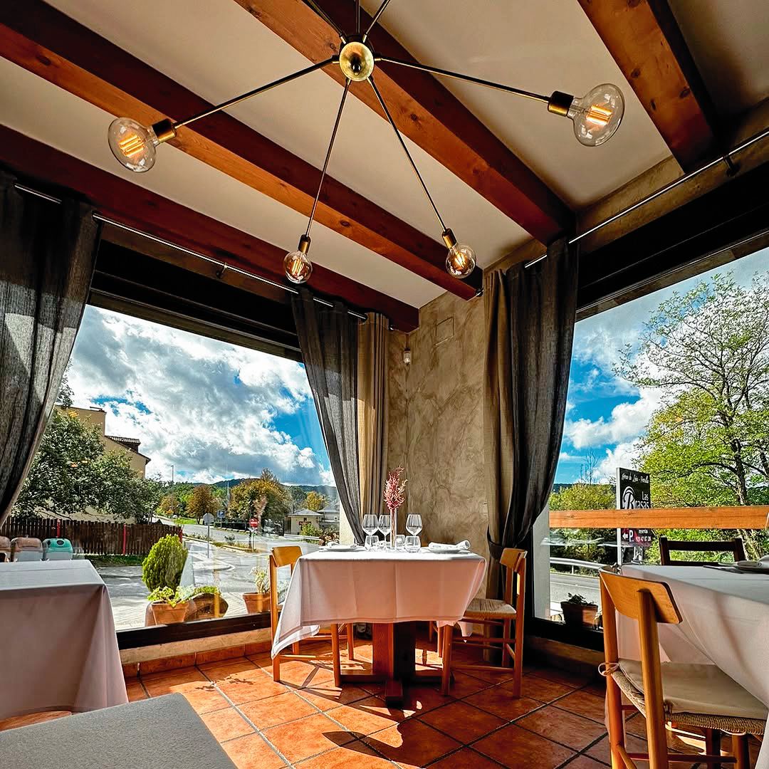 Sala del restaurante Las Brasas de Valsaín.
