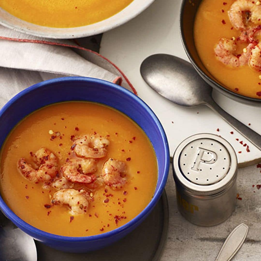 Crema de calabaza con gambas picantes