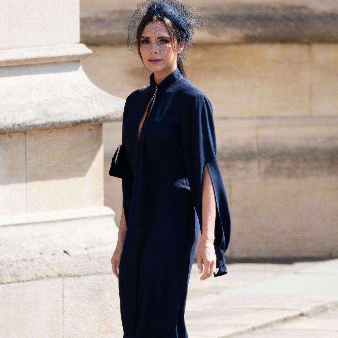 Recordamos el look de Victoria Beckham en la boda de Meghan y Harry: "Estuvo repleto de detalles que lo alejaron de lo previsible y con los que desafió el protocolo"