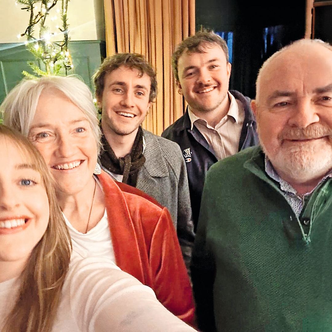 Paul Mescal con sus padres y hermanos 