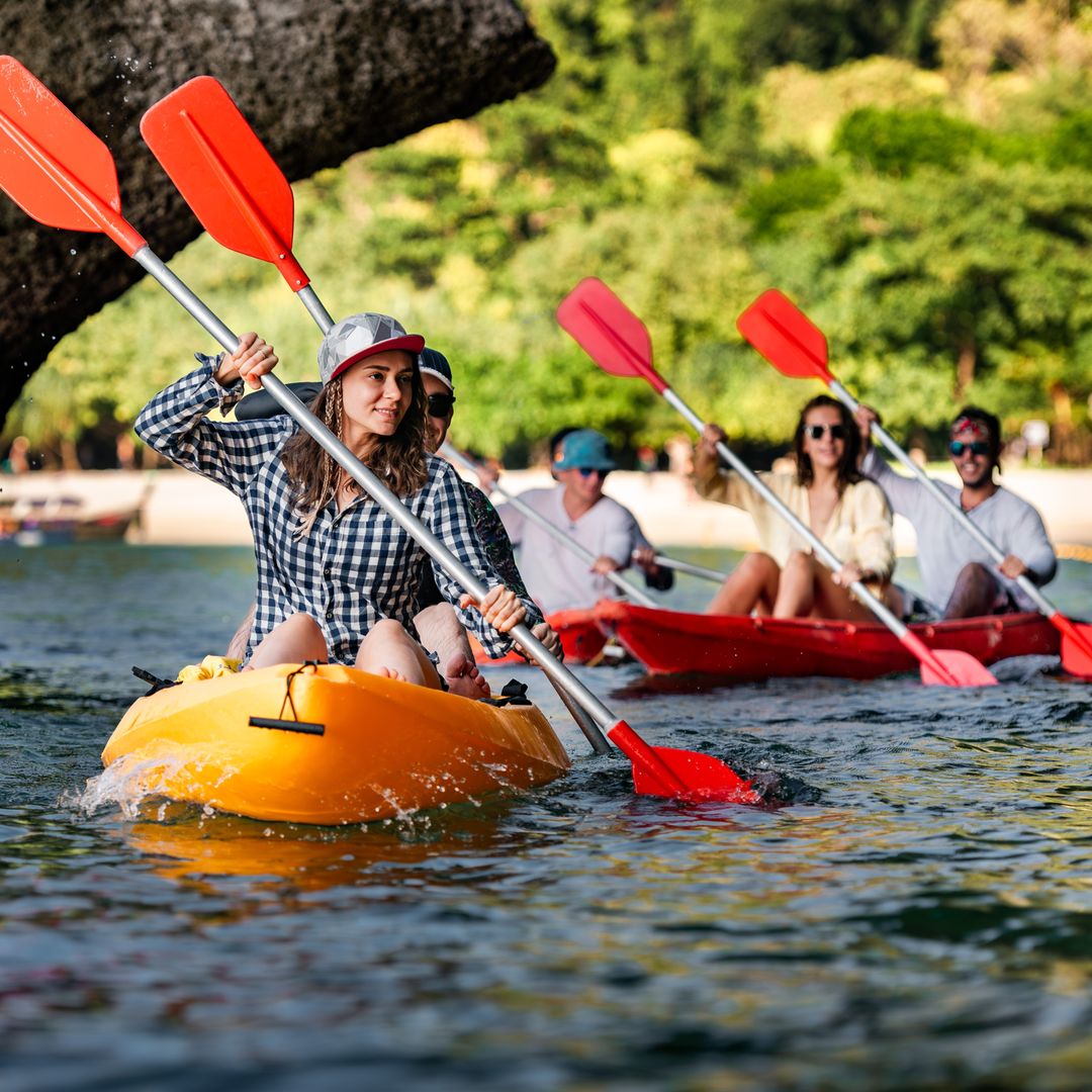 Grupo de jóvenes en kayak por la playa de Krabi, Tailandia