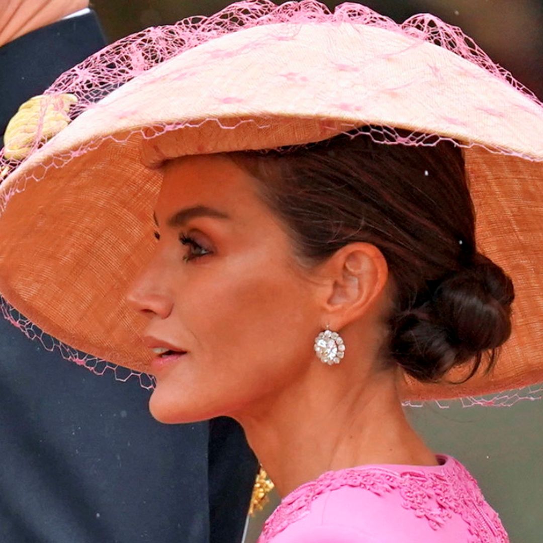 Los secretos del tocado que la reina Letizia lució en la coronación de Carlos III, explicados por su diseñadora