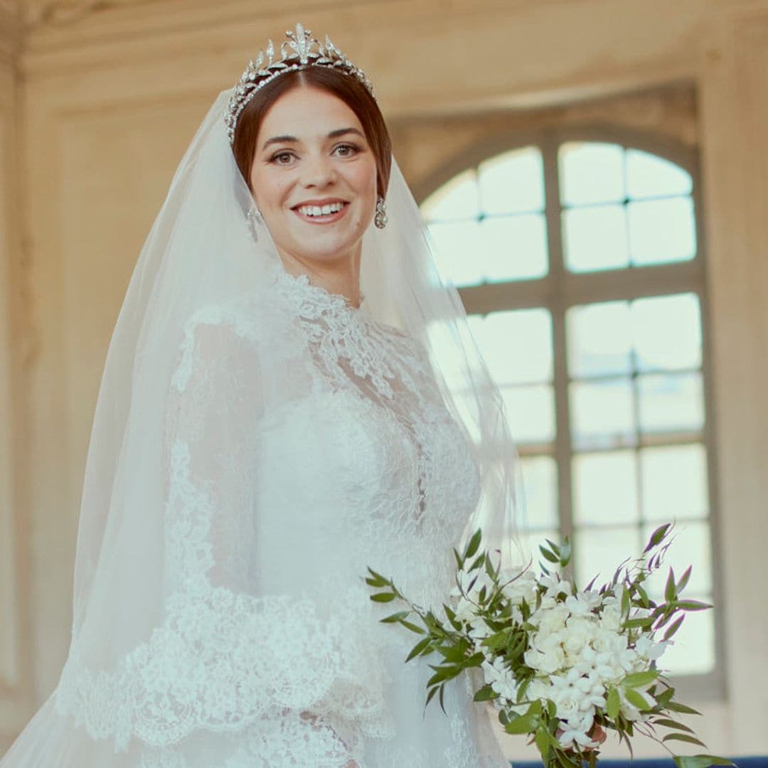 Un diseño español y una decisión solidaria: lo que no sabíamos del vestido de novia de Pélagie de Mac Mahon