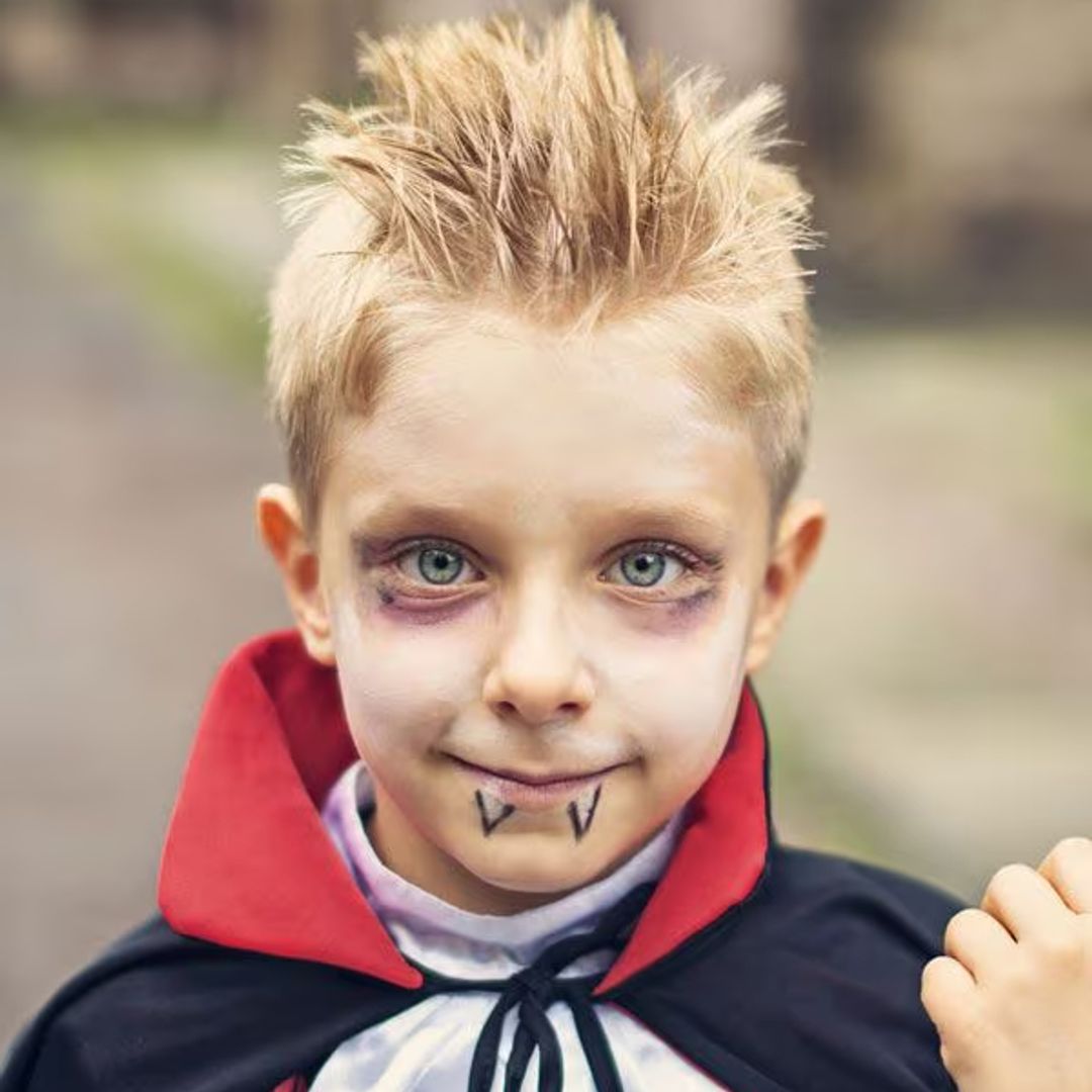 Maquillaje para disfraz de vampiro de niño en Halloween