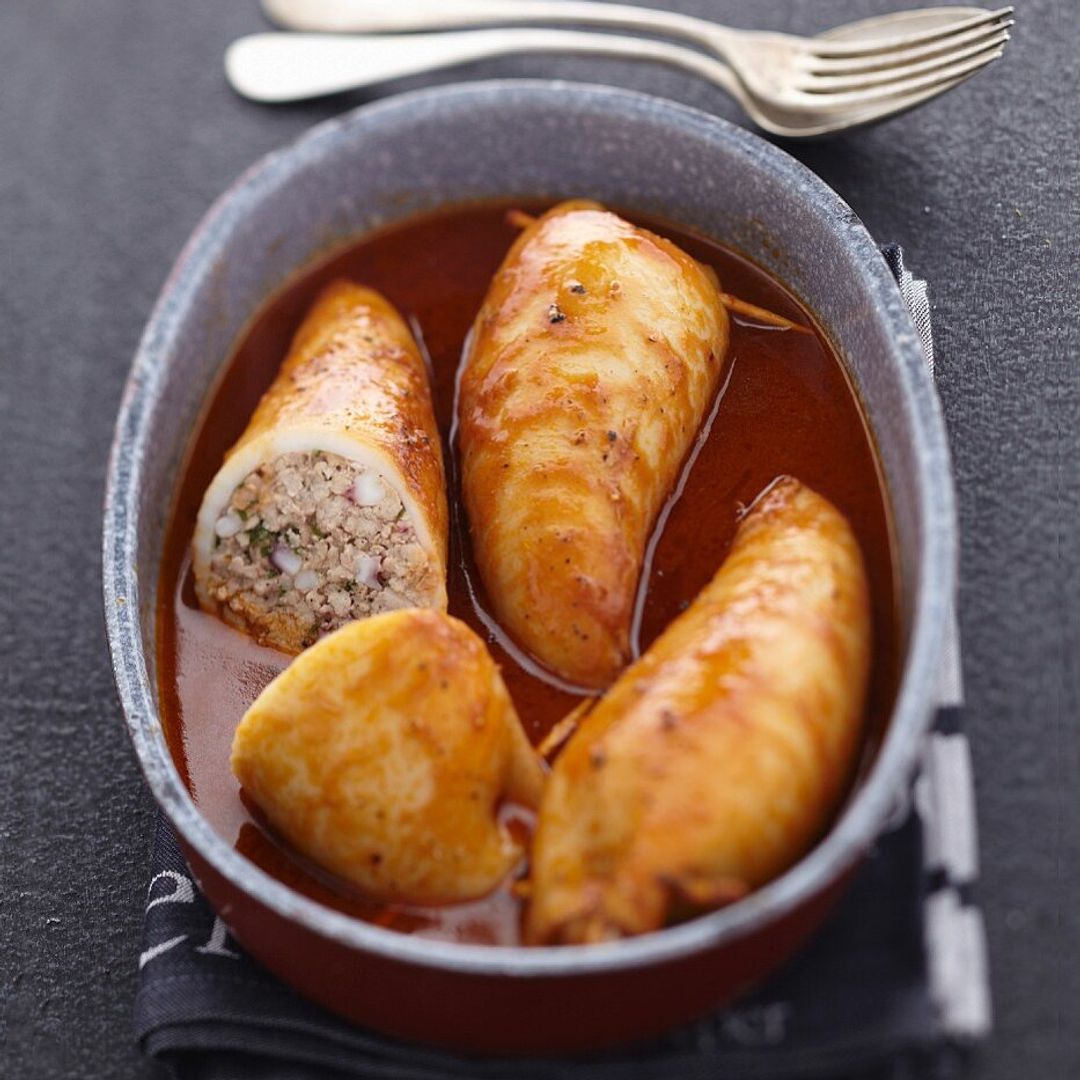 Calamares rellenos de carne en salsa: un plato de los que piden pan
