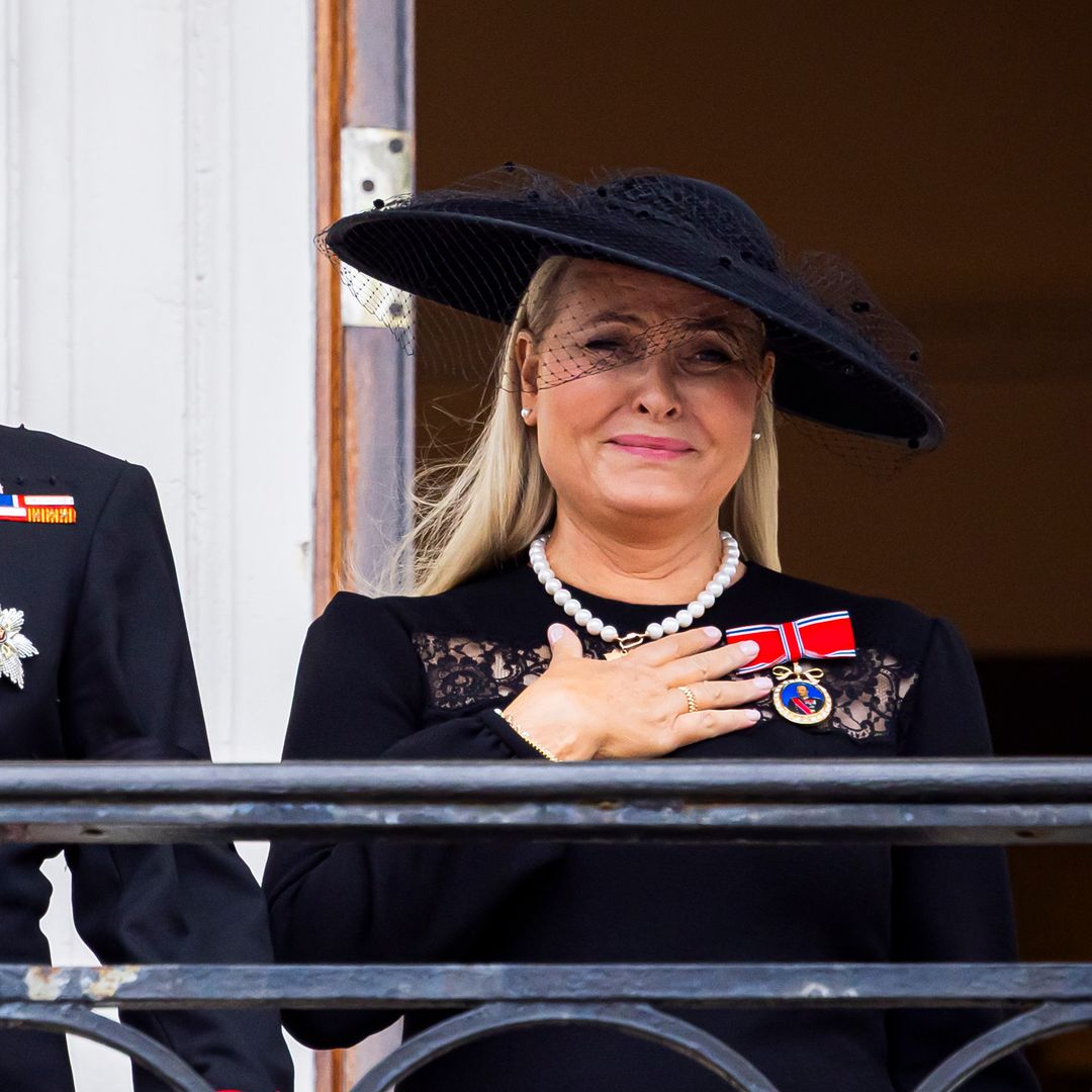La reina Mette-Marit deslumbra con un espectacular collar de perlas: el romántico mensaje oculto dedicado a Haakon VIII
