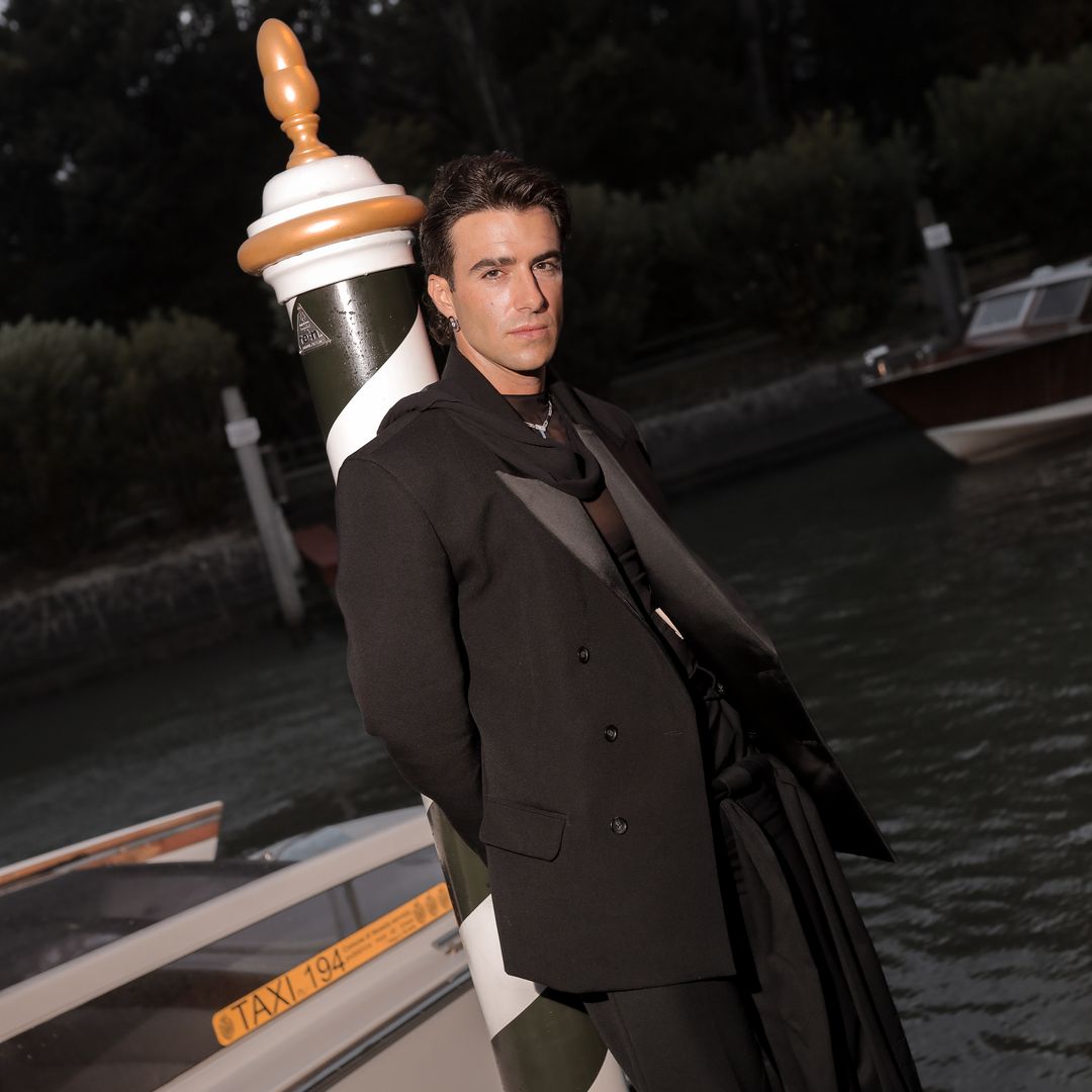 24 horas con el cantante Álvaro de Luna en el Festival de Venecia: "Impresiona ver en directo a George Clooney y Adam Sandler, de los que soy fan"