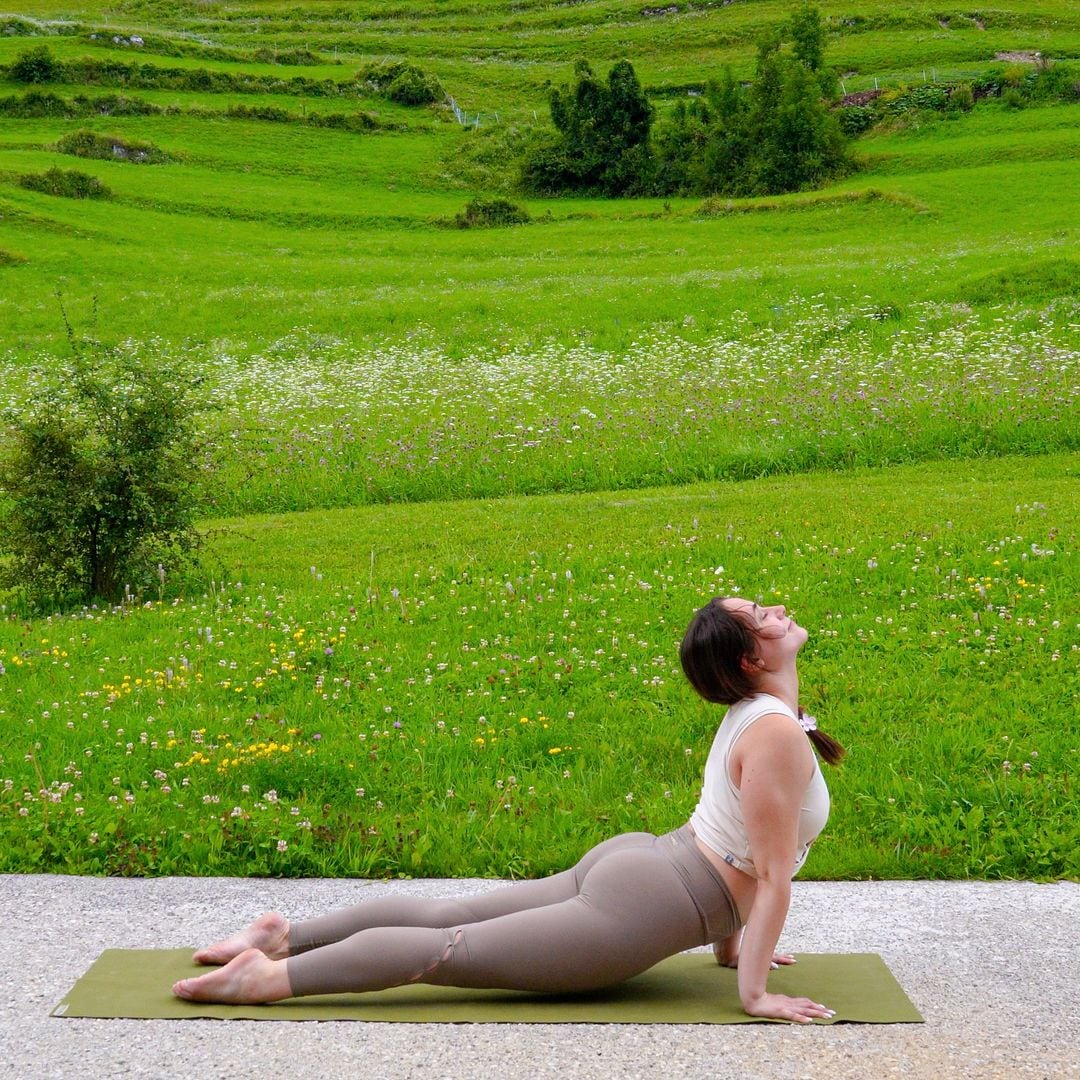 3 posturas de yoga que te devuelven la energía en 10 minutos (sin tener que tomar más café), según la instructora Sara García