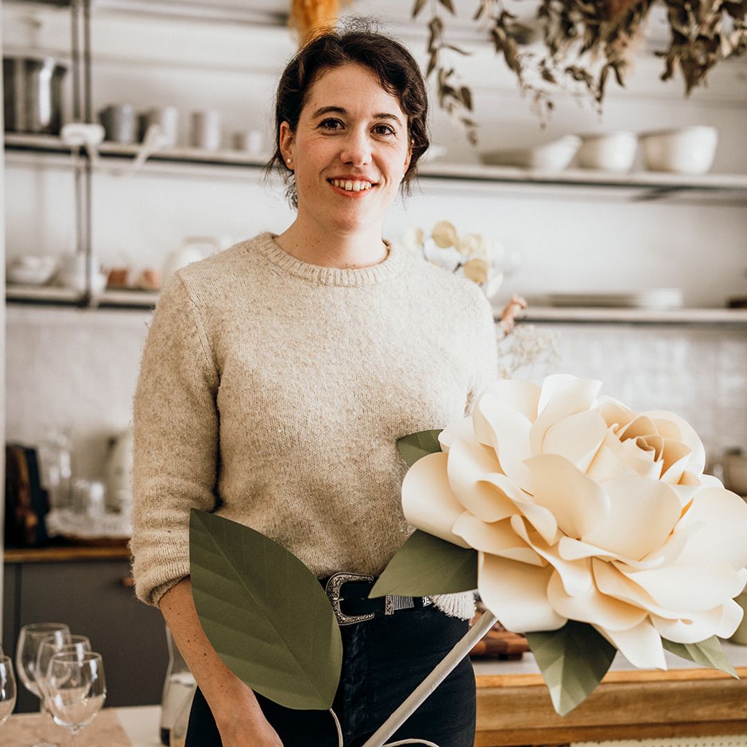 La inspiradora historia de Cristina Velasco Mora, la artesana que dejó la abogacía para conquistarnos con sus obras de papel