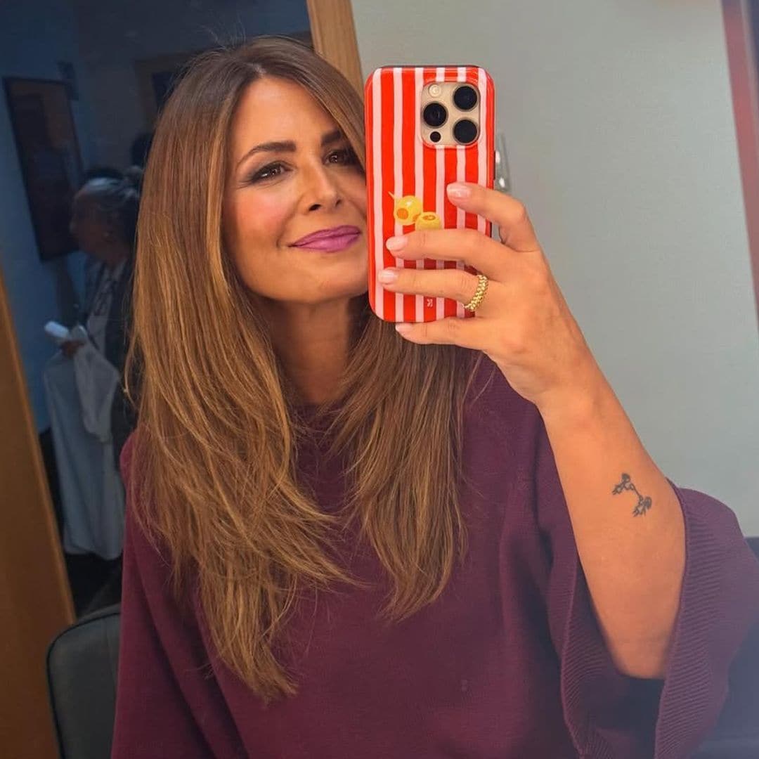 Nuria Roca (53) vuelve a hacerlo: su look más juvenil con falda rosa de lentejuelas perfecta para entretiempo