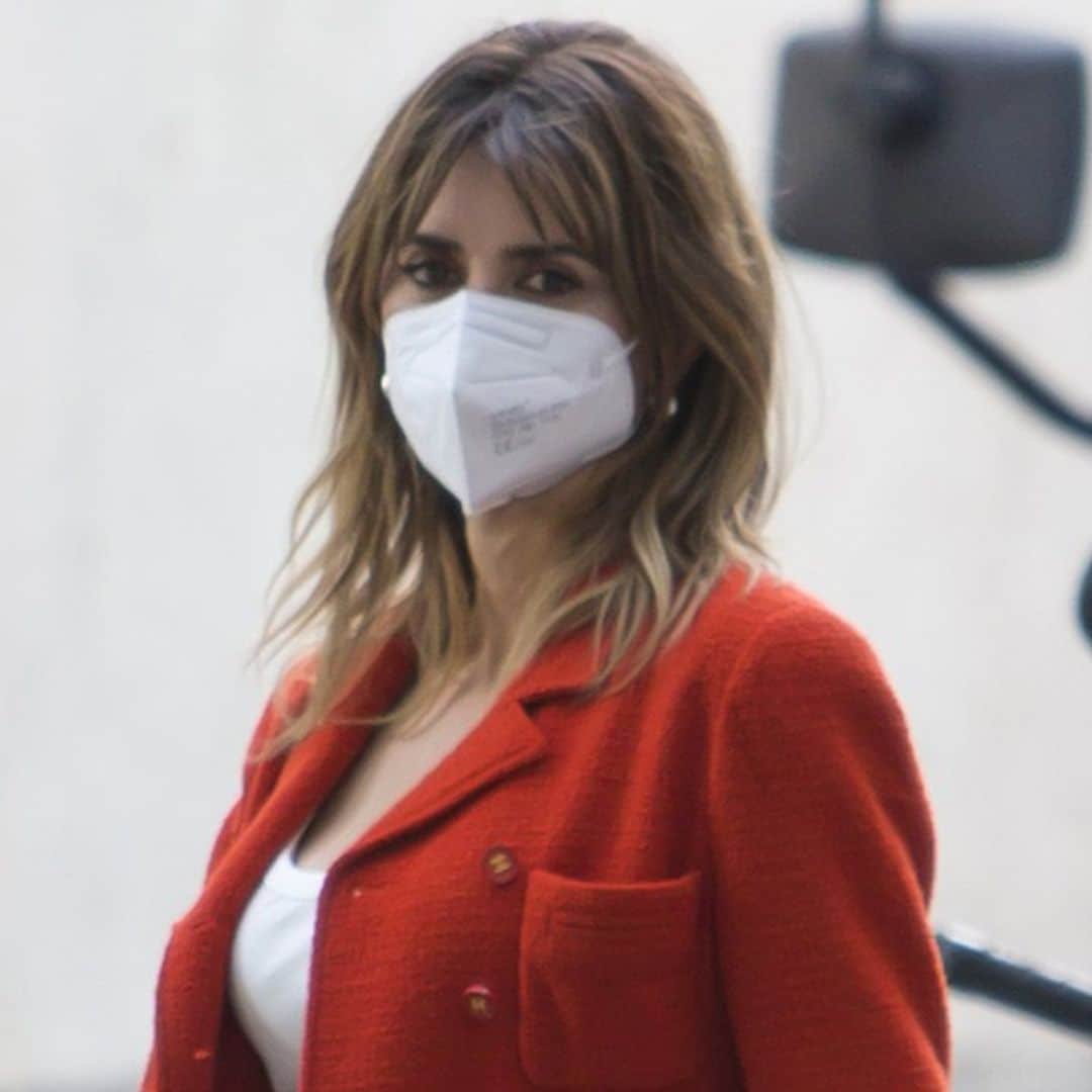 Penélope Cruz espectacular en la costa de Italia con un traje de baño rojo