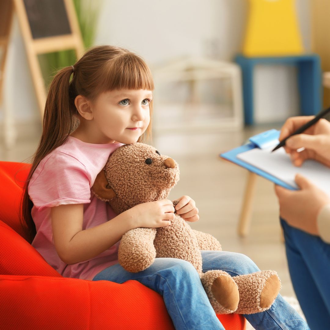 Helena Alvarado, psicóloga: "Usar Playmobil en terapia nos asoma al mundo interior del niño, sin forzarlo ni invadirlo. Hacen visible lo invisible"