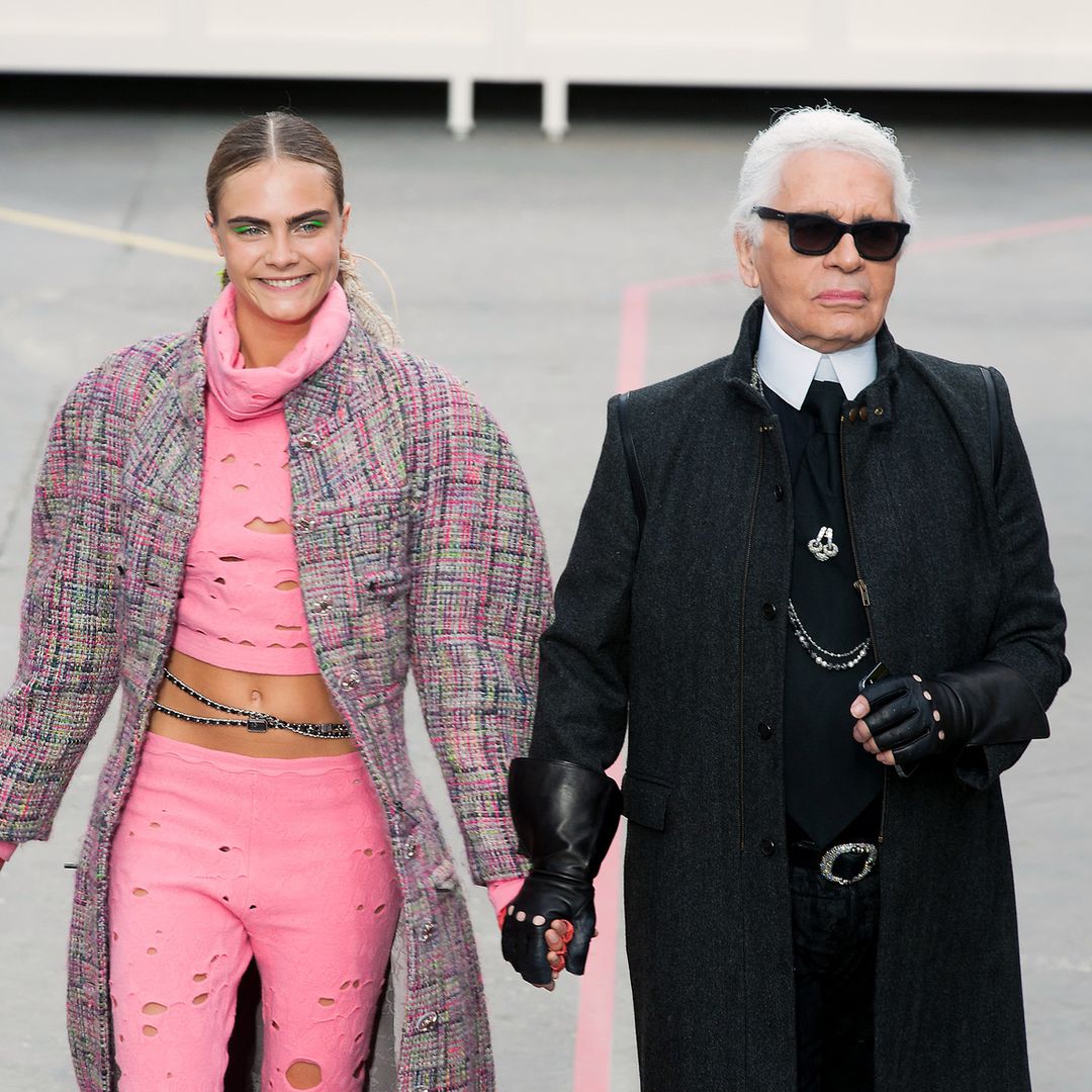 Cara Delevingne y Karl Lagerfeld durante el cierre de uno de sus desfile