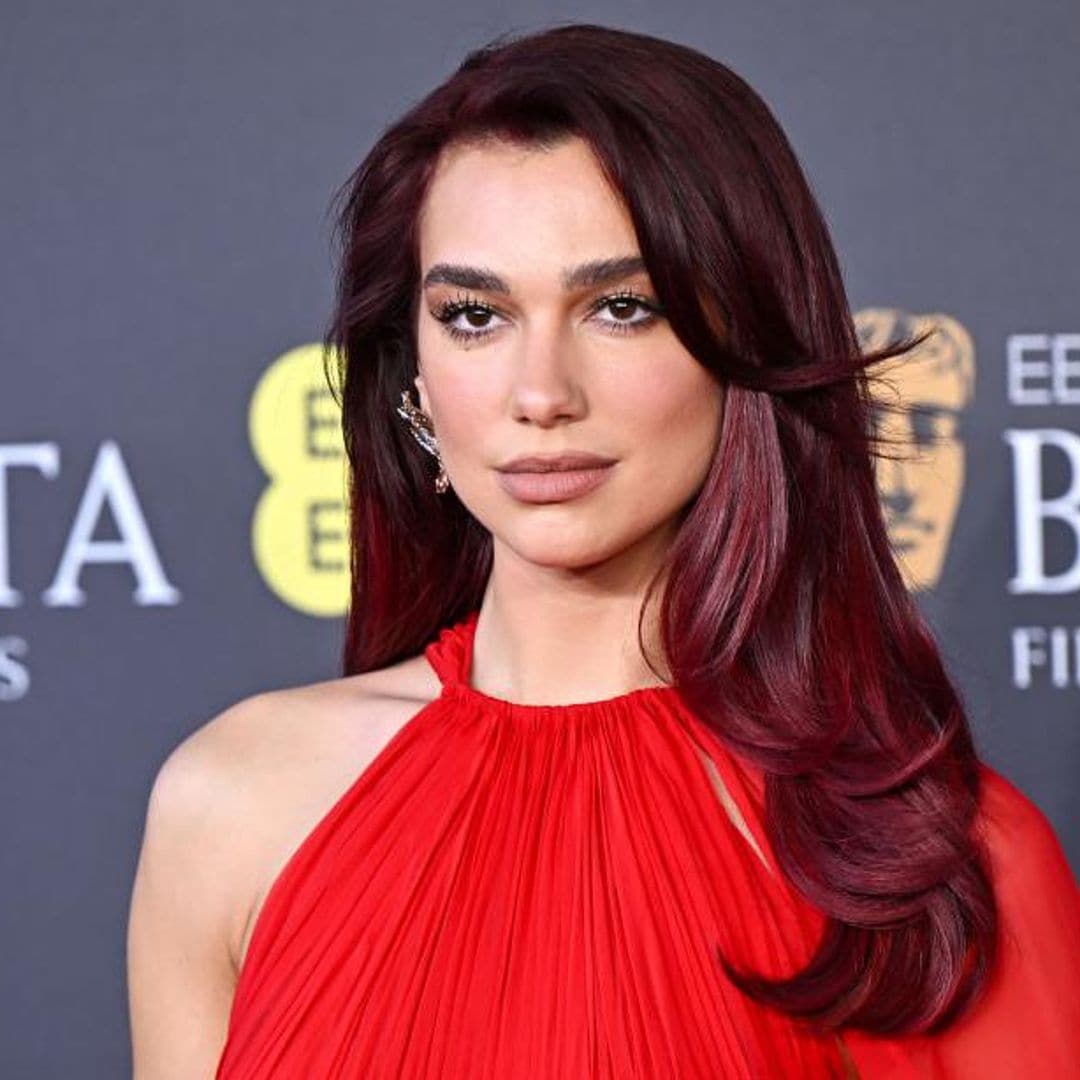 Dua Lipa reemplaza su vestido rojo por uno de encaje para el ‘afterparty’ de los BAFTAs