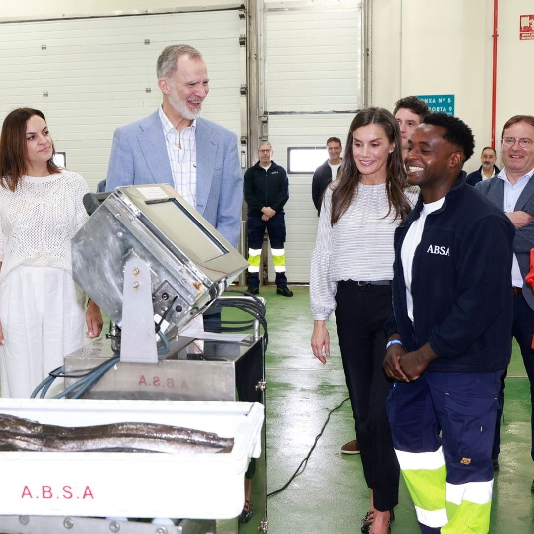 El momentazo de los reyes Felipe y Letizia participando en una subasta de pescado en plena lonja de Lugo