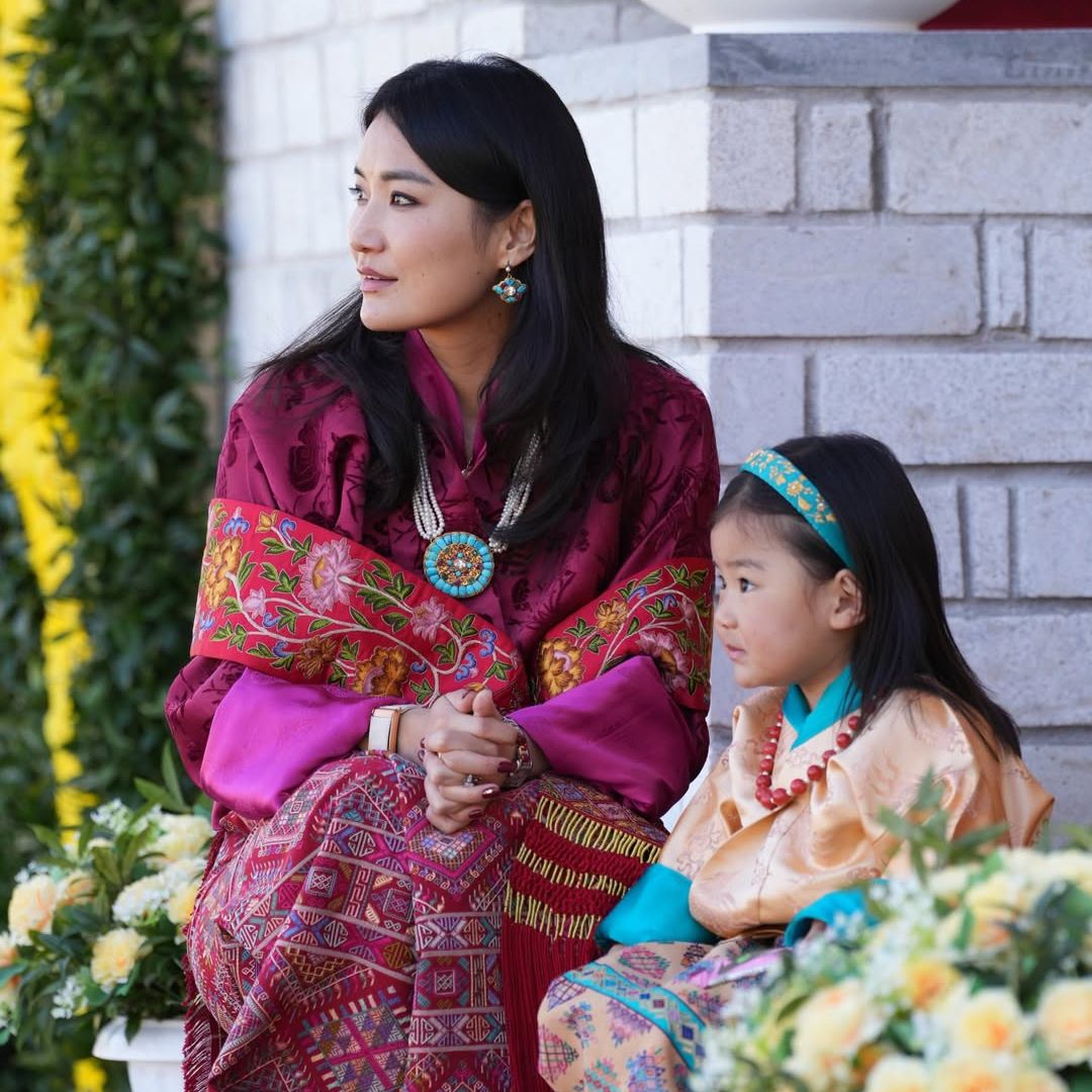 El espectacular look tradicional de Jetsun Pema, la 'Kate Middleton del Himalaya', junto a sus hijos en Bután