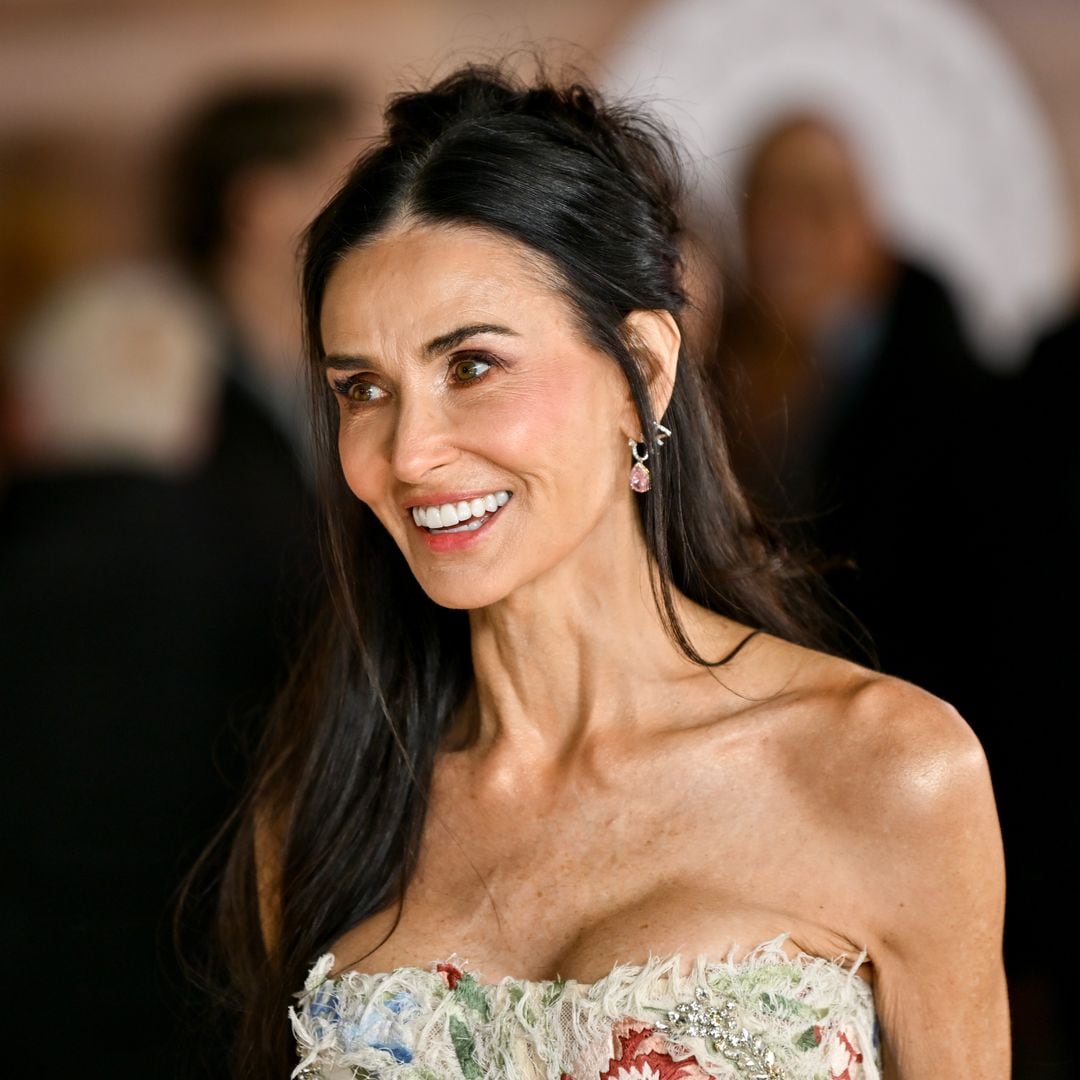 Demi Moore deslumbra en Londres y reabre el debate: ¿el pelo largo rejuvenece?