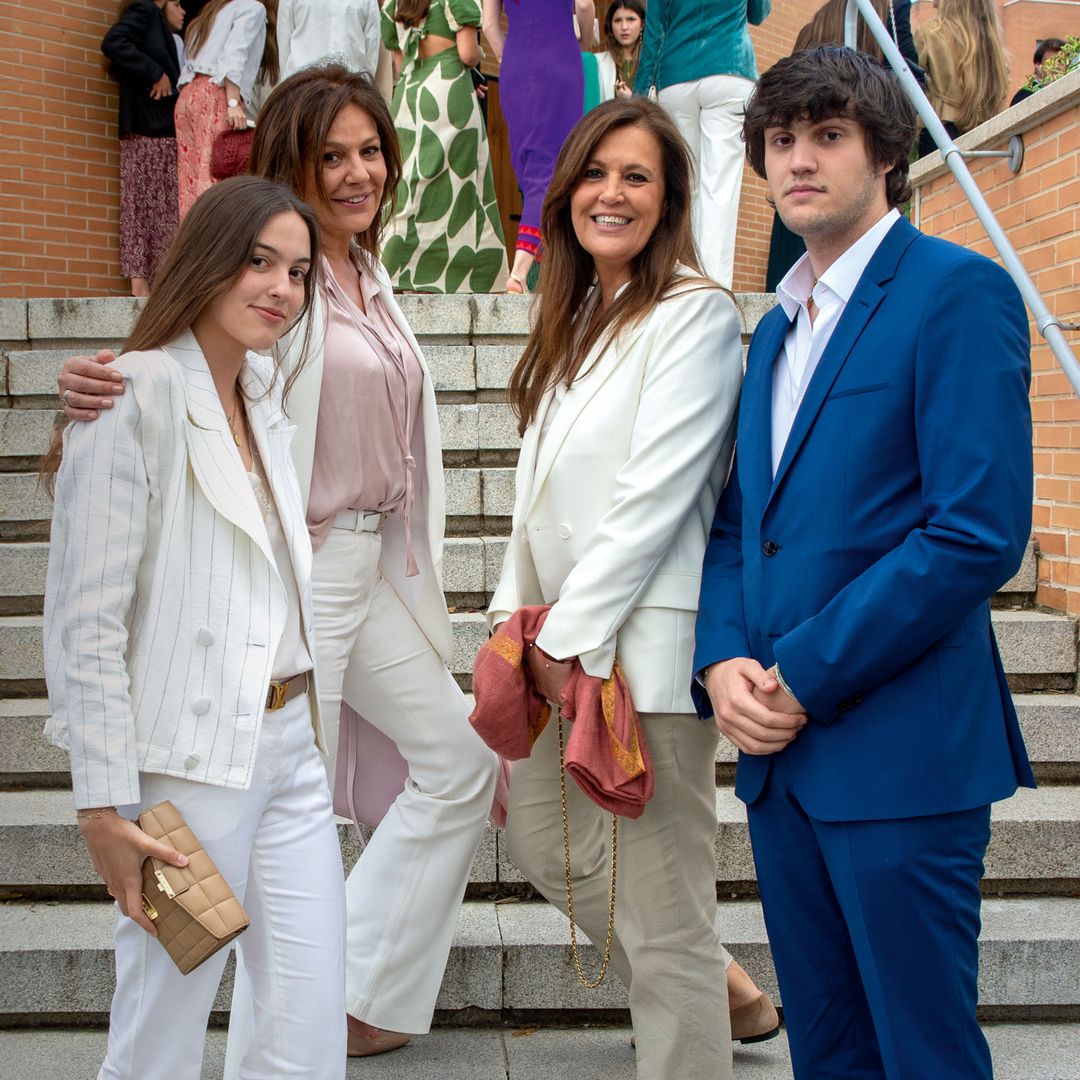 Nuria González y su hija Alma, cada vez más parecidas con trajes coordinados en la Confirmación de la joven