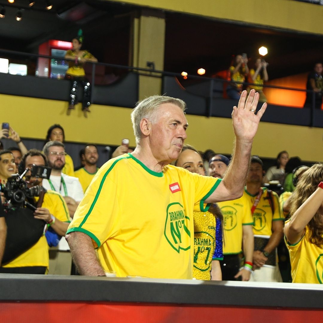 Carlo Ancelotti abraza su nueva vida brasileña: disfruta del carnaval en Río de Janeiro junto a su mujer y su hijastra