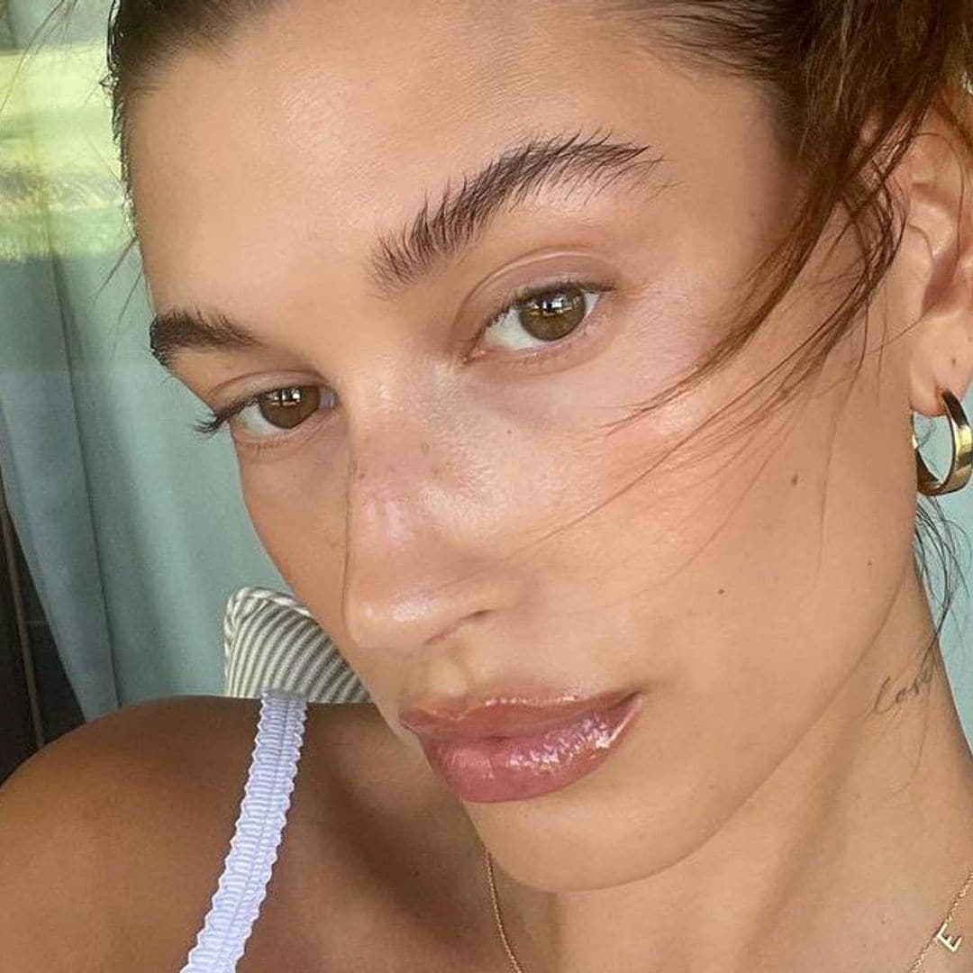 Hailey Bieber se sincera sobre su lucha contra la dermatitis perioral y comparte sus trucos para combatirla