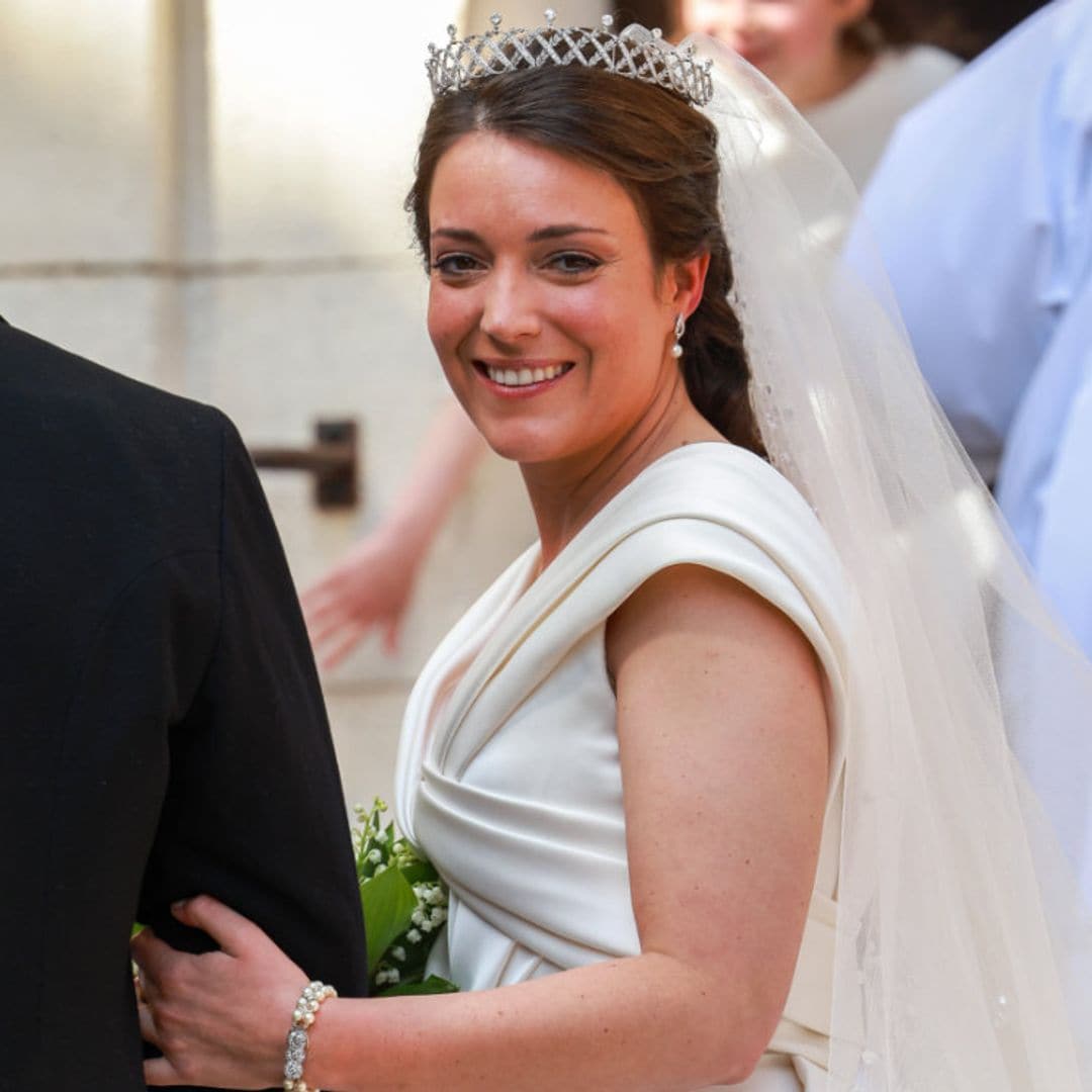El vestido de novia provenzal de la princesa Alexandra con escote entrelazado, al detalle