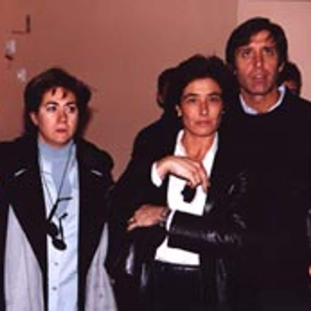Luisa Martín, Aruca Fernández de la Vega y Emilio Aragón en el funeral del humorista Mané en diciembre de 2001
