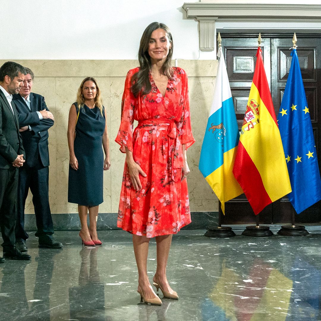 La reina Letizia deja el traje en Madrid y recupera uno de sus vestidos más alabados en Tenerife: ¿empieza el verano?