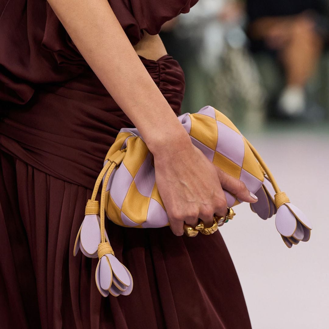 Este 2026 los bolsos se llevan en clave mini, a todo color y con el poder de transformar nuestros looks más básicos