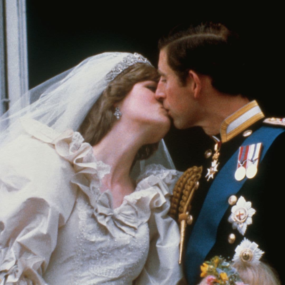El beso en el balcón fue otro de los momentos icónicos de la boda de Diana