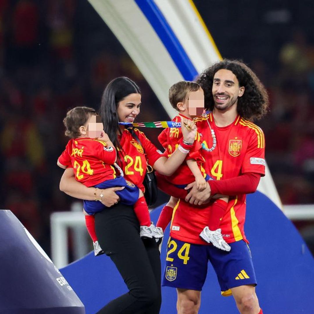 Claudia Rodríguez y Marc Cucurella junto a sus hijos en la celebración de la Eurocopa 2024