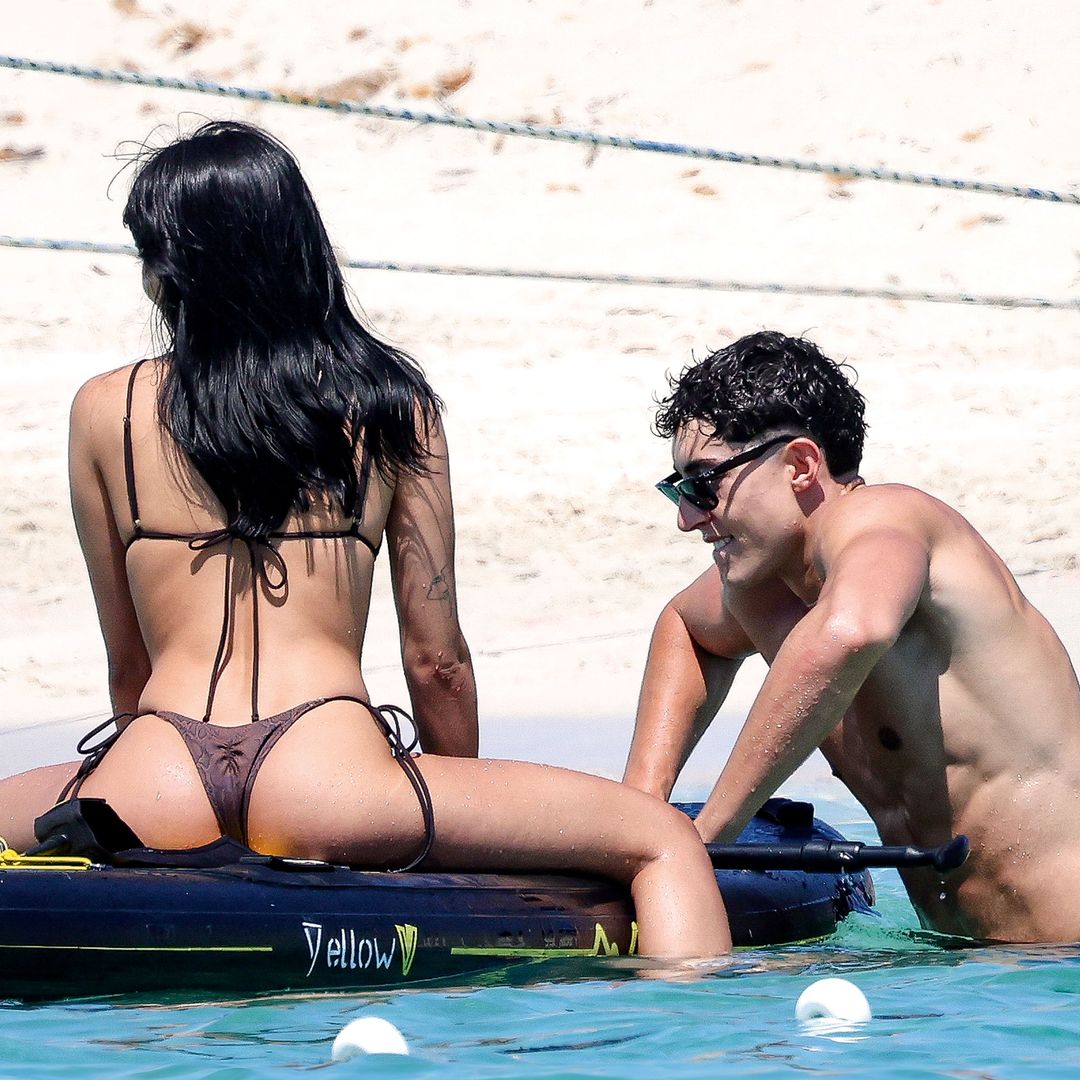 Aitana y Plex hablando en la playa