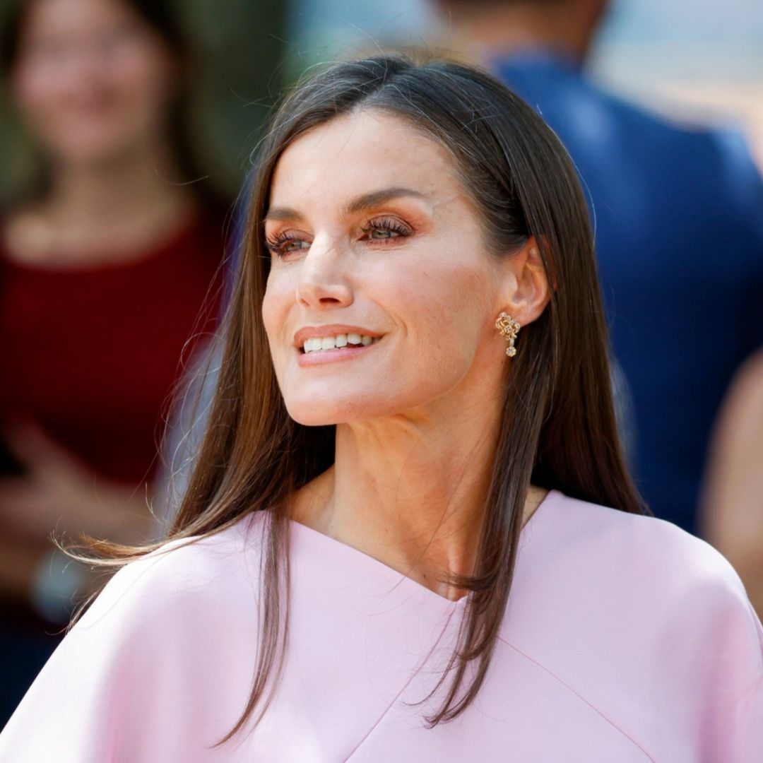 Qué significa que la reina Letizia repita look, según la psicología de la moda: "Reduce el estrés y proyecta seguridad"