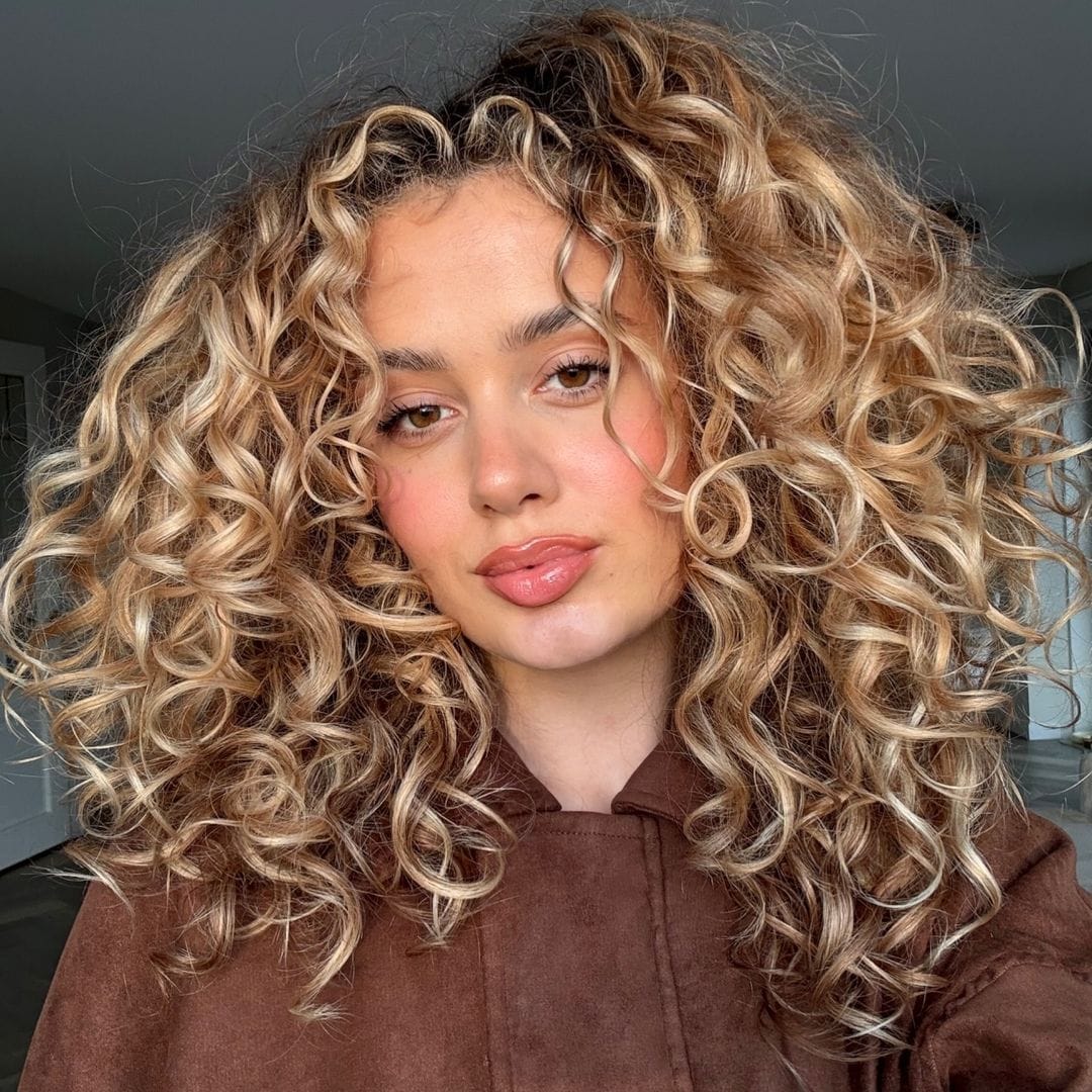 Mujer con cabello rizado