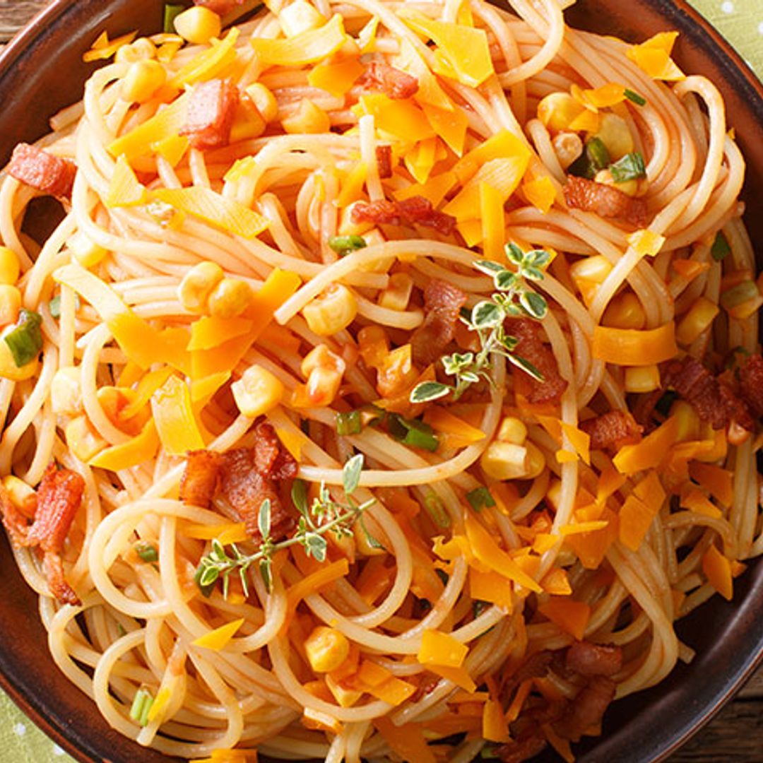 Espaguetis con queso Mimolette, maíz y beicon