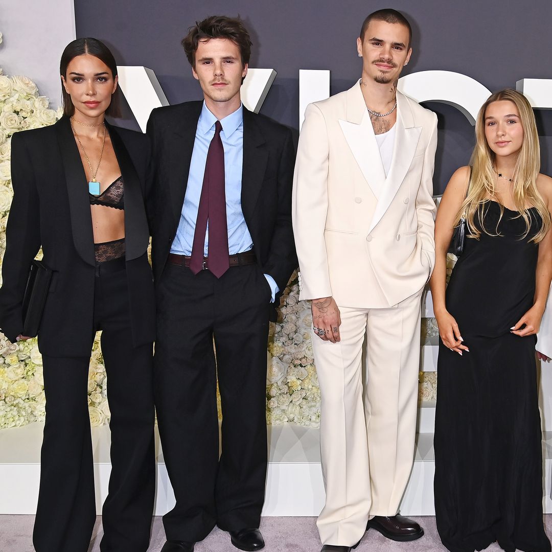Cruz Beckham, Jackie Apostel, Romeo Beckham y Harper Beckham en el estreno del documental de Victoria Beckham en Londres, el 8 de octubre de 2025