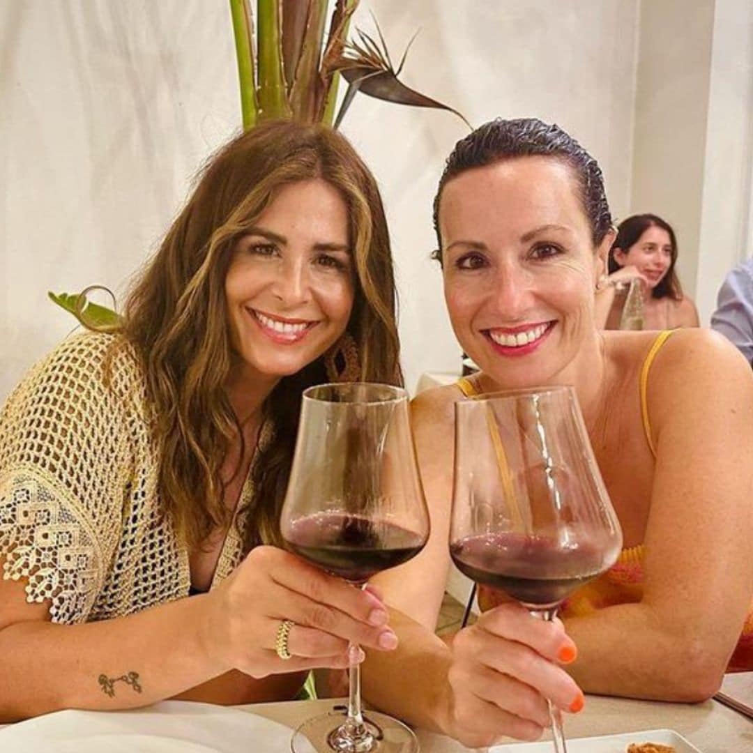 Nuria Roca celebra emocionada el cumpleaños de su hermana Ruth y... ¡son clavadas!