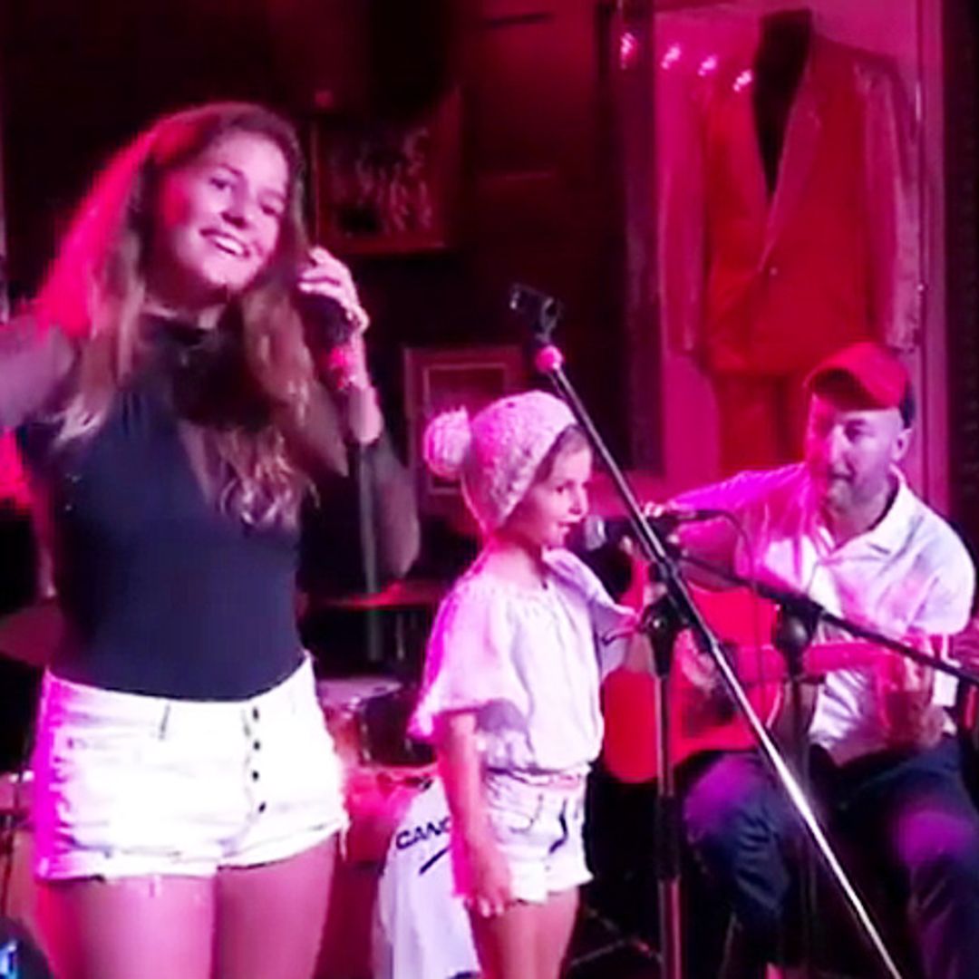 Primer concierto de Dora y June, las hijas de Bimba Bosé, ¡mira cómo cantan!