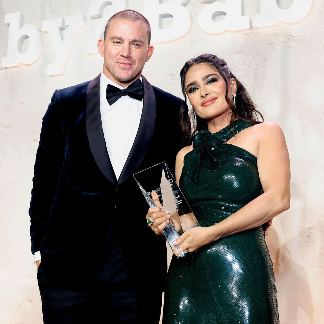 Salma Hayek recibe reconocimiento en un vestido verde repleto de lentejuelas