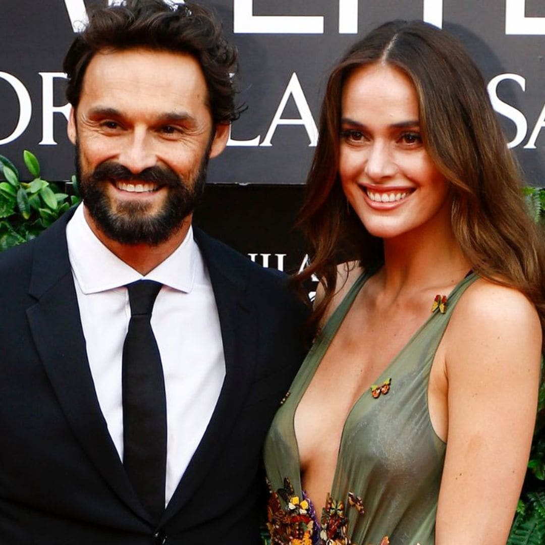 Iván Sánchez posa en la alfombra roja con su nueva novia, Irene Esser