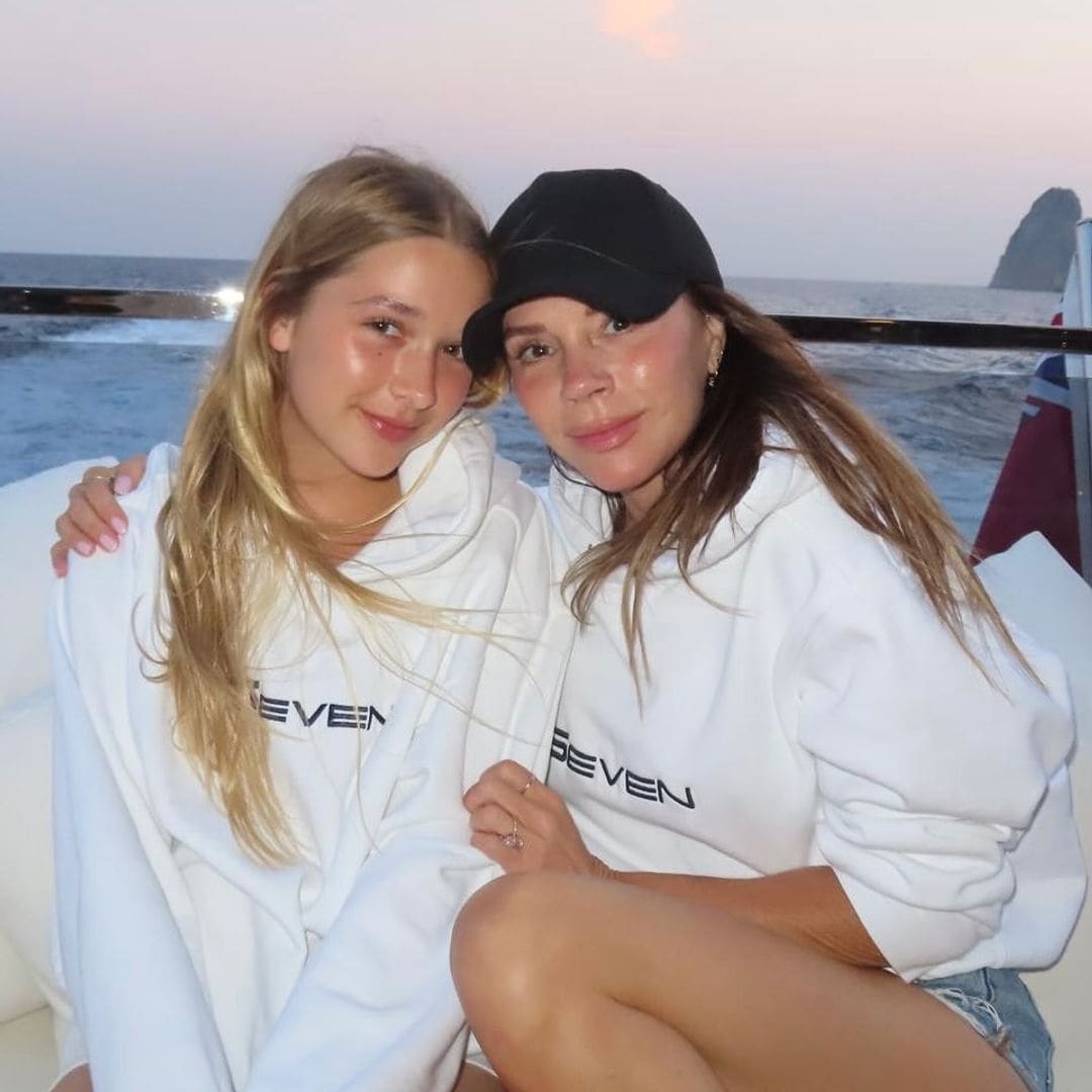 Madre e hija, vestidas con una sudadera que lleva el segundo nombre de Harper