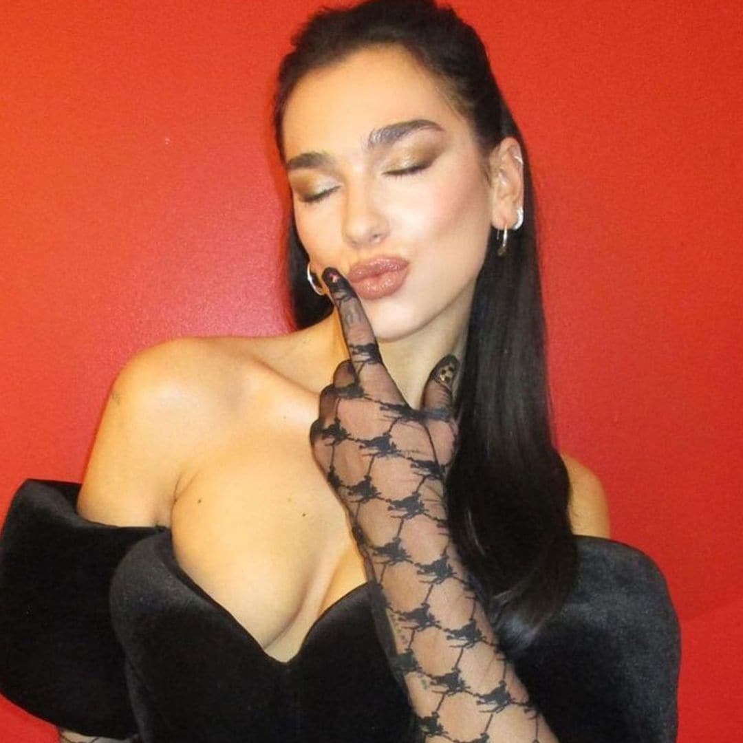 ¿Te atreves con unos guantes largos? El complemento más elegante de Dua Lipa este otoño
