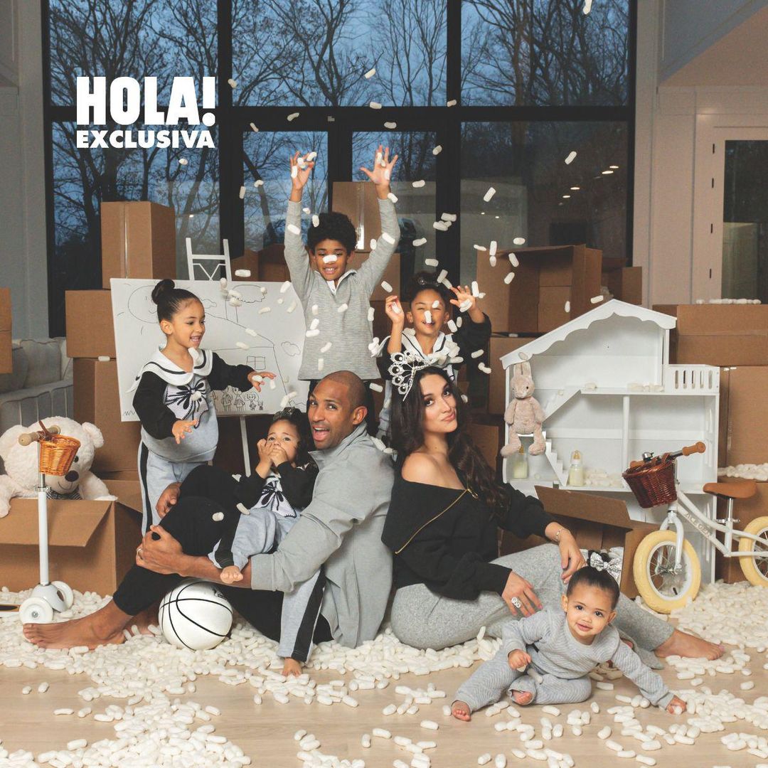 Amelia Vega y Al Horford con sus hijos