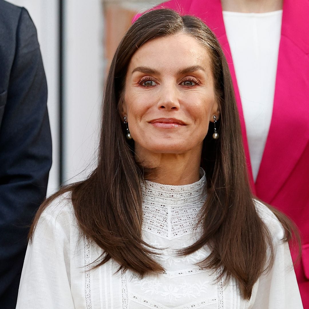 La reina Letizia adapta una blusa 'boho' de bordado inglés a un look de trabajo con pantalón sastre
