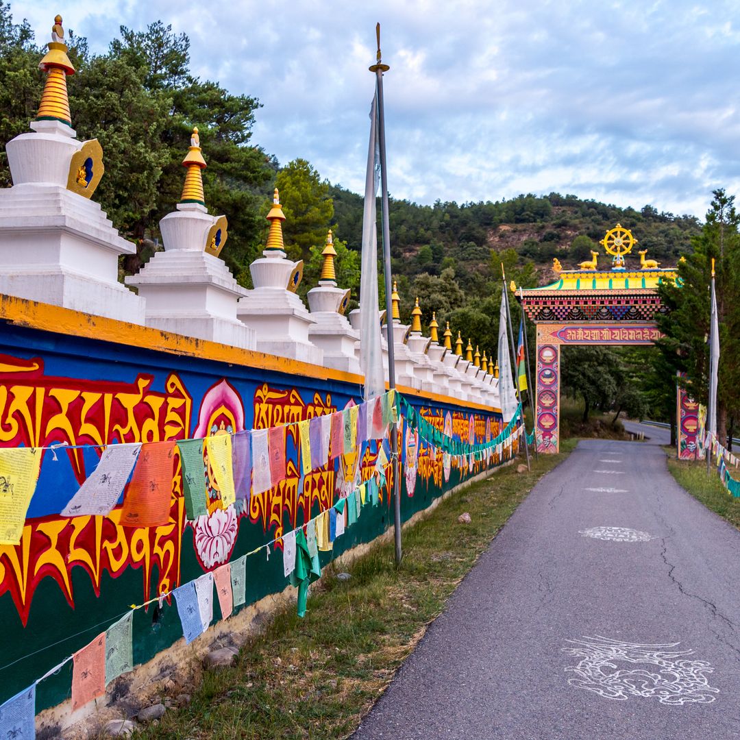 Entrada al monasterio budista Dag Shang Kagyu de Panillo.