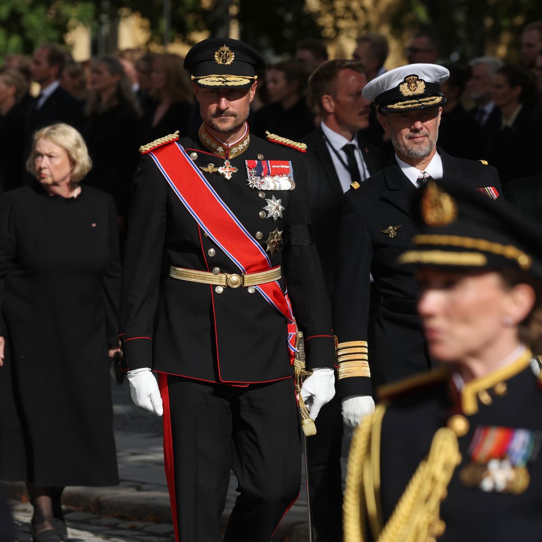 Última hora del funeral del rey Harald V de Noruega: Haakon VIII, acompañado por los reyes Carlos Gustavo y Federico X, encabeza la procesión hacia el entierro