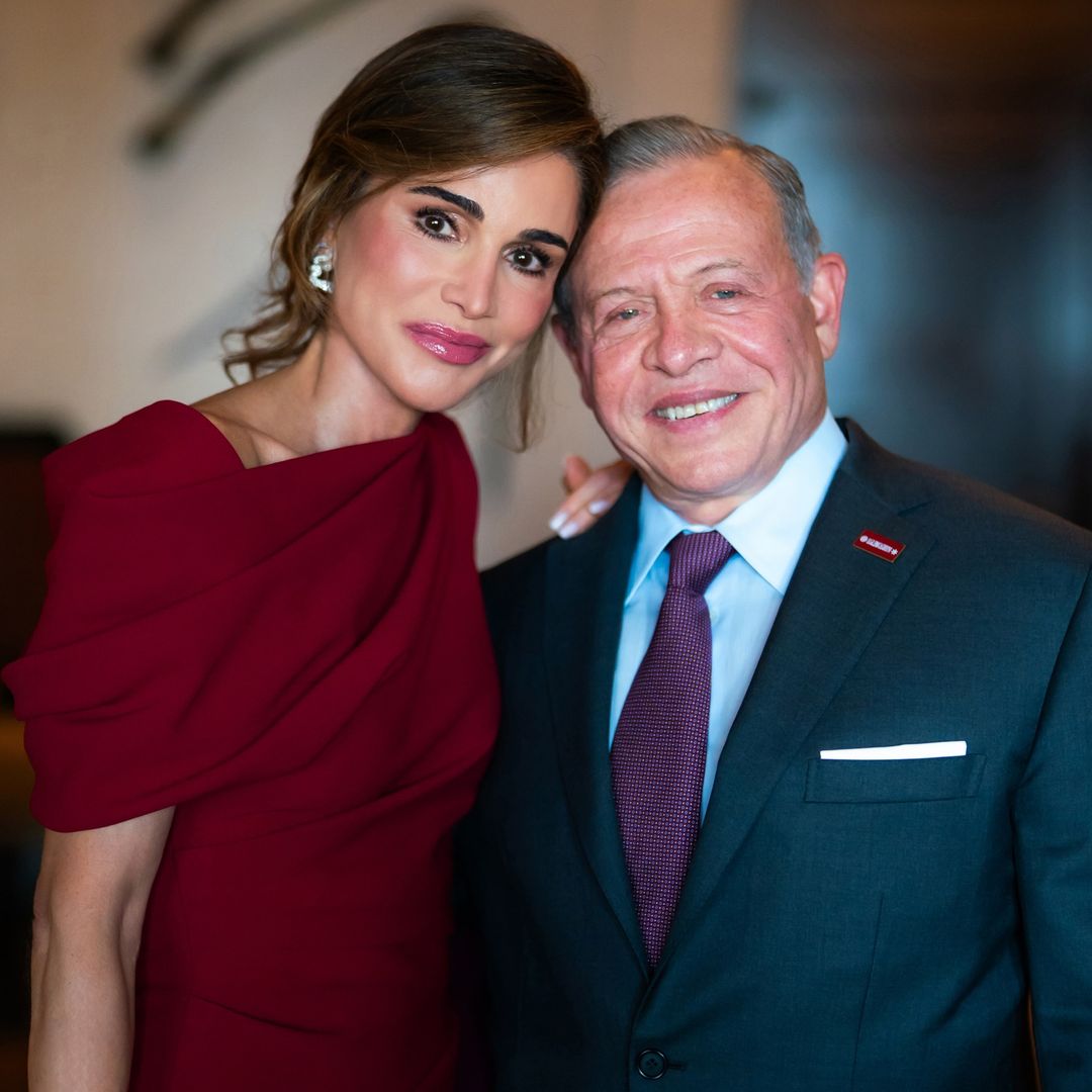 Rania de Jordania deslumbra al ir de boda en Amán con un elegante vestido rojo con capa que eleva su look de invitada