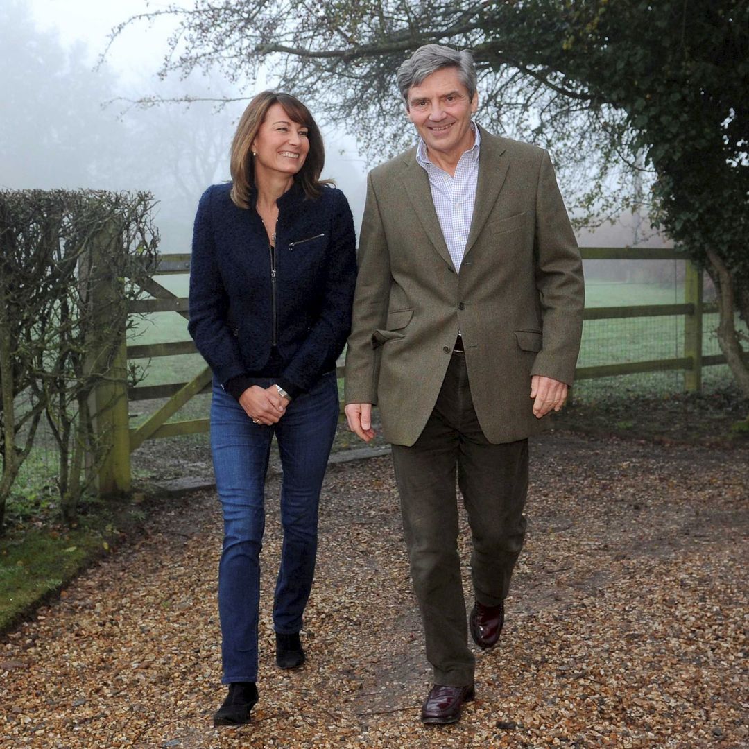 Michael y Carole Middleton en su casa de Bucklebury cuando se hizo público el compromiso de su hija con el príncipe Guillermo.
