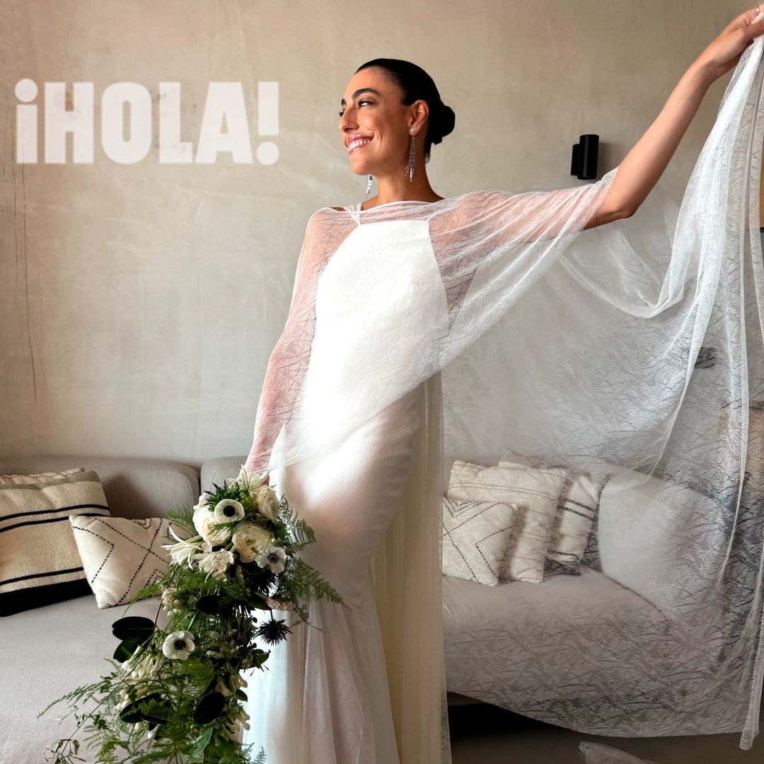PRIMICIA. La primera imagen de Claudia Ula, la hija de Raquel Revuelta, antes de salir de casa: su vestido de novia y un homenaje a su padre