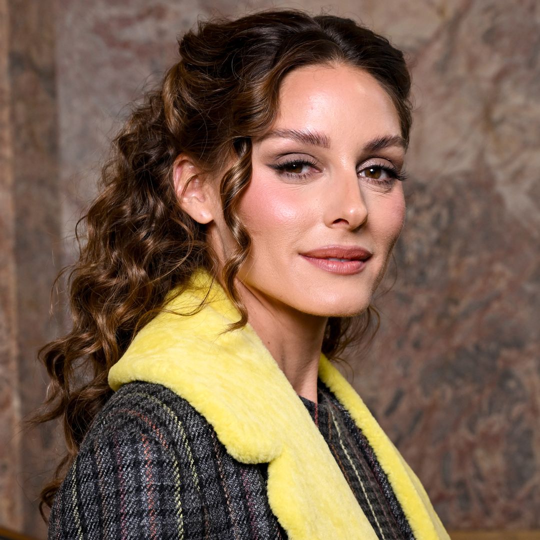 Olivia Pelrmo en el desfile de Gabriela Hearst en París con semirrecogido rizado
